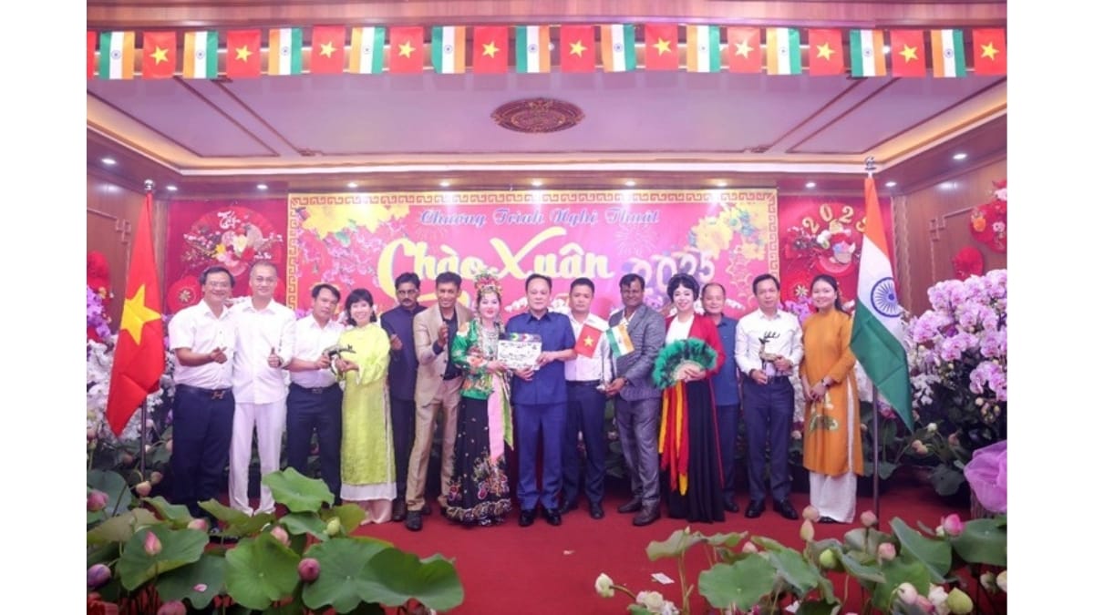 - Dr. Biswaroop Roy Chowdhury (6th from left), Vimal Mishra, Biswadeep Roy Chowdhury, Prof. Dr. Chu Bao Que, Dr. Nguyen Hoang Anh and officials from the cultural department of the Govt of Vietnam.-PNN